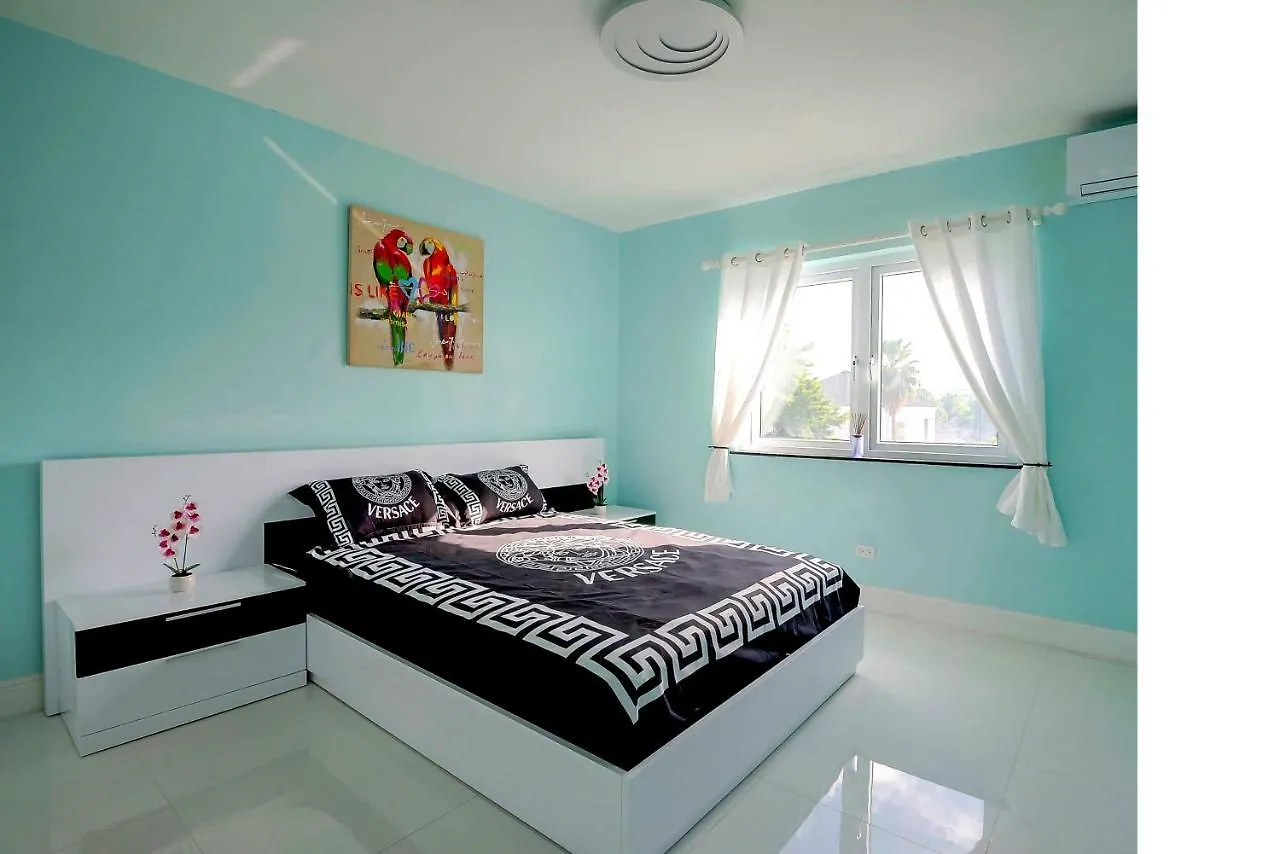 Lovely Apt Near Beach,Downtown,24Hr Security,Pool Nassau Apartment