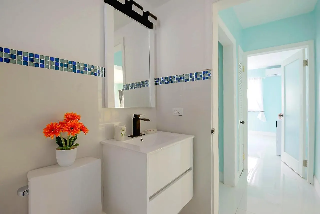 Lovely Apt Near Beach,Downtown,24Hr Security,Pool Nassau 0*,